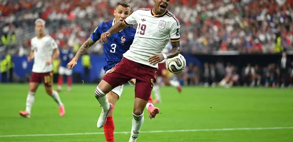 İki futbolçunun top üçünə mübarizə apardığı an