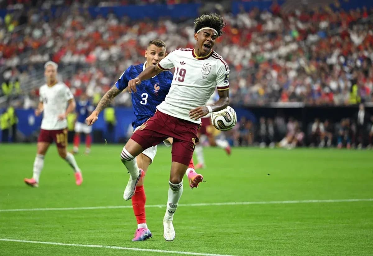 İki futbolçunun top üçünə mübarizə apardığı an