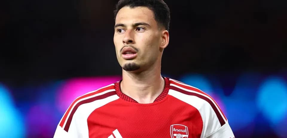 Futbolçu Arsenal formasında sahəyə hazırlaşır
