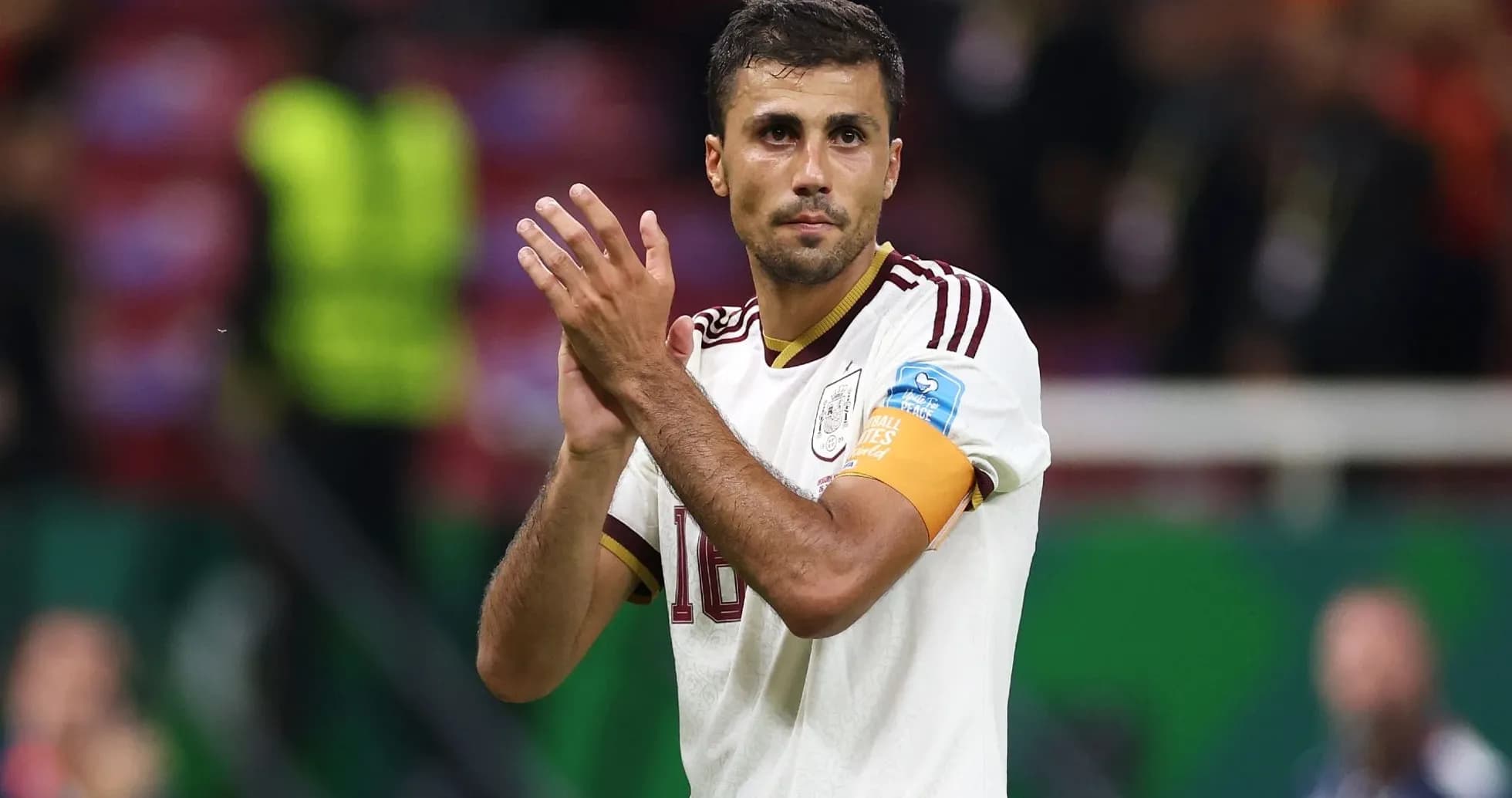 Futbolçu alqışlayaraq meydanda durur