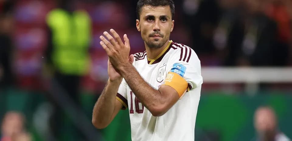 Futbolçu alqışlayaraq meydanda durur
