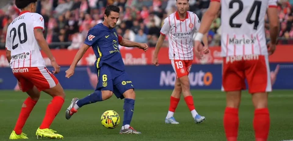 Atletiko Madrid oyunçusu topa zərbə vurur