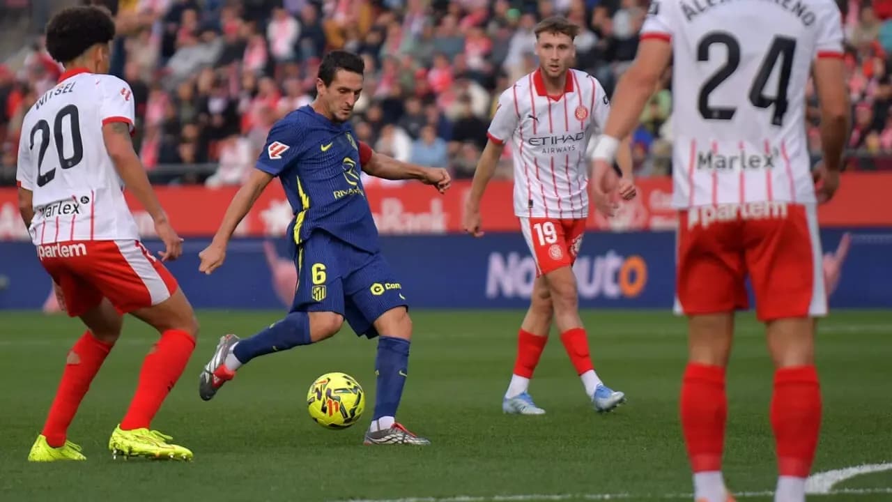 Atletiko Madrid oyunçusu topa zərbə vurur