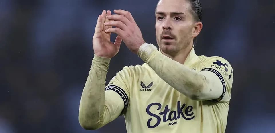 Futbolçu alqış edərək meydana doğru baxır