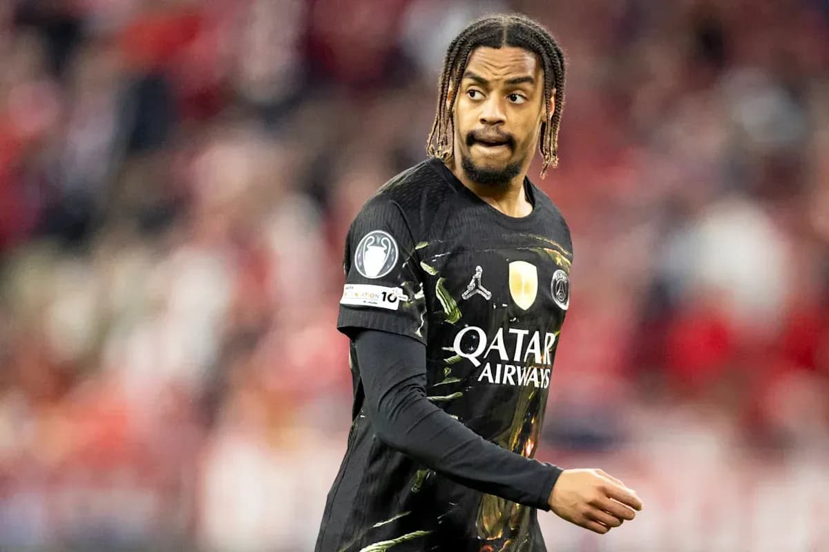 Futbolçu qara forma ilə meydanda yürüyür