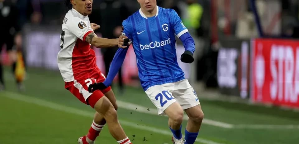 İki futbolçu topu ələ keçirməyə çalışır
