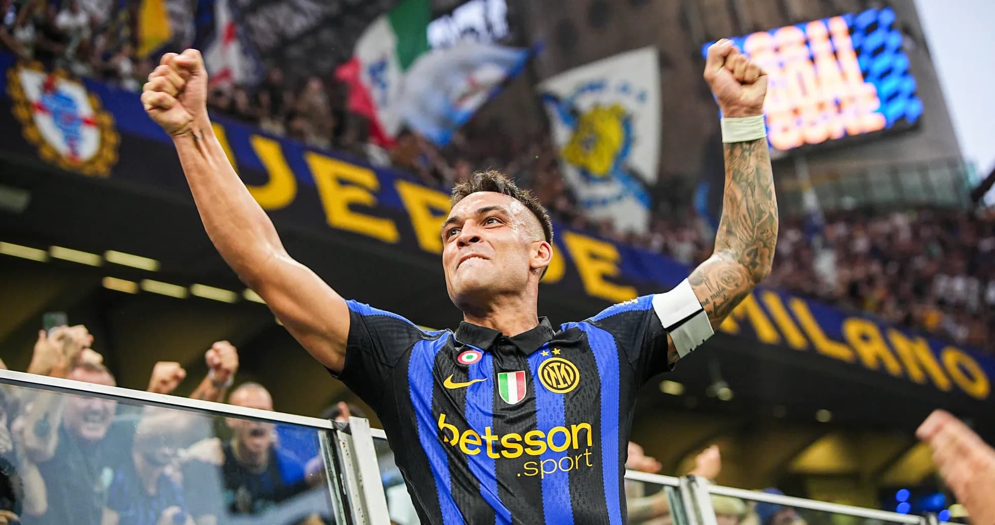 Inter azarkeşləri qarşısında sevinclə