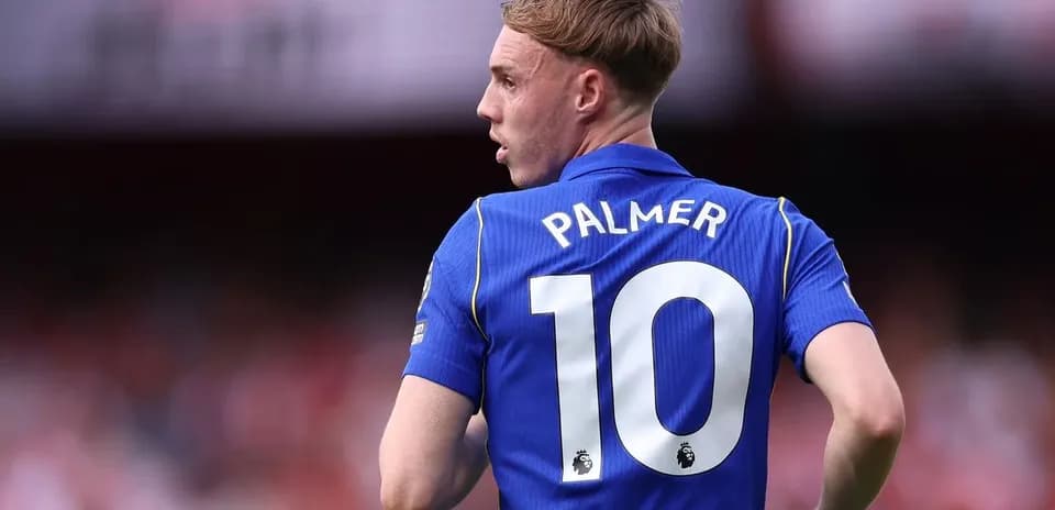 Futbolçu PALMER, mavi forma ilə sahədə