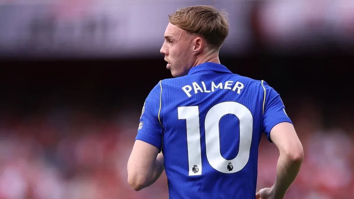 Futbolçu PALMER, mavi forma ilə sahədə
