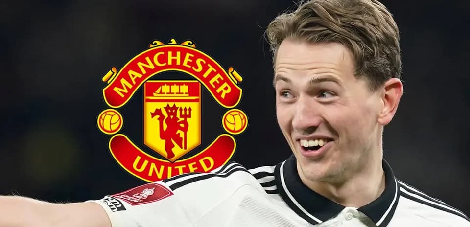 Futbolçu Manchester United loqosu önündə gülür