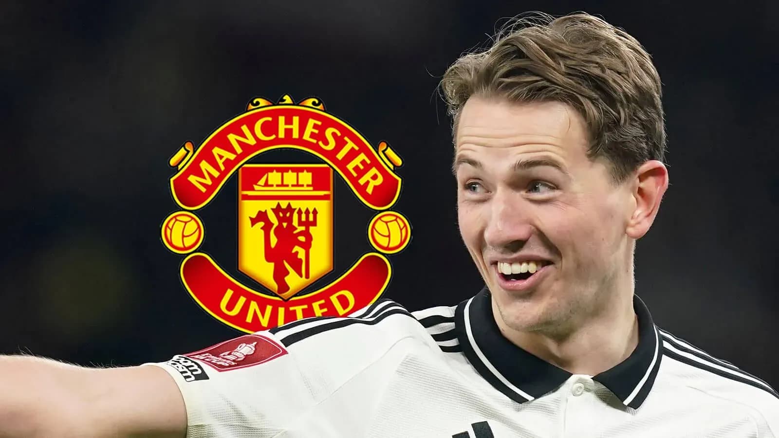 Futbolçu Manchester United loqosu önündə gülür
