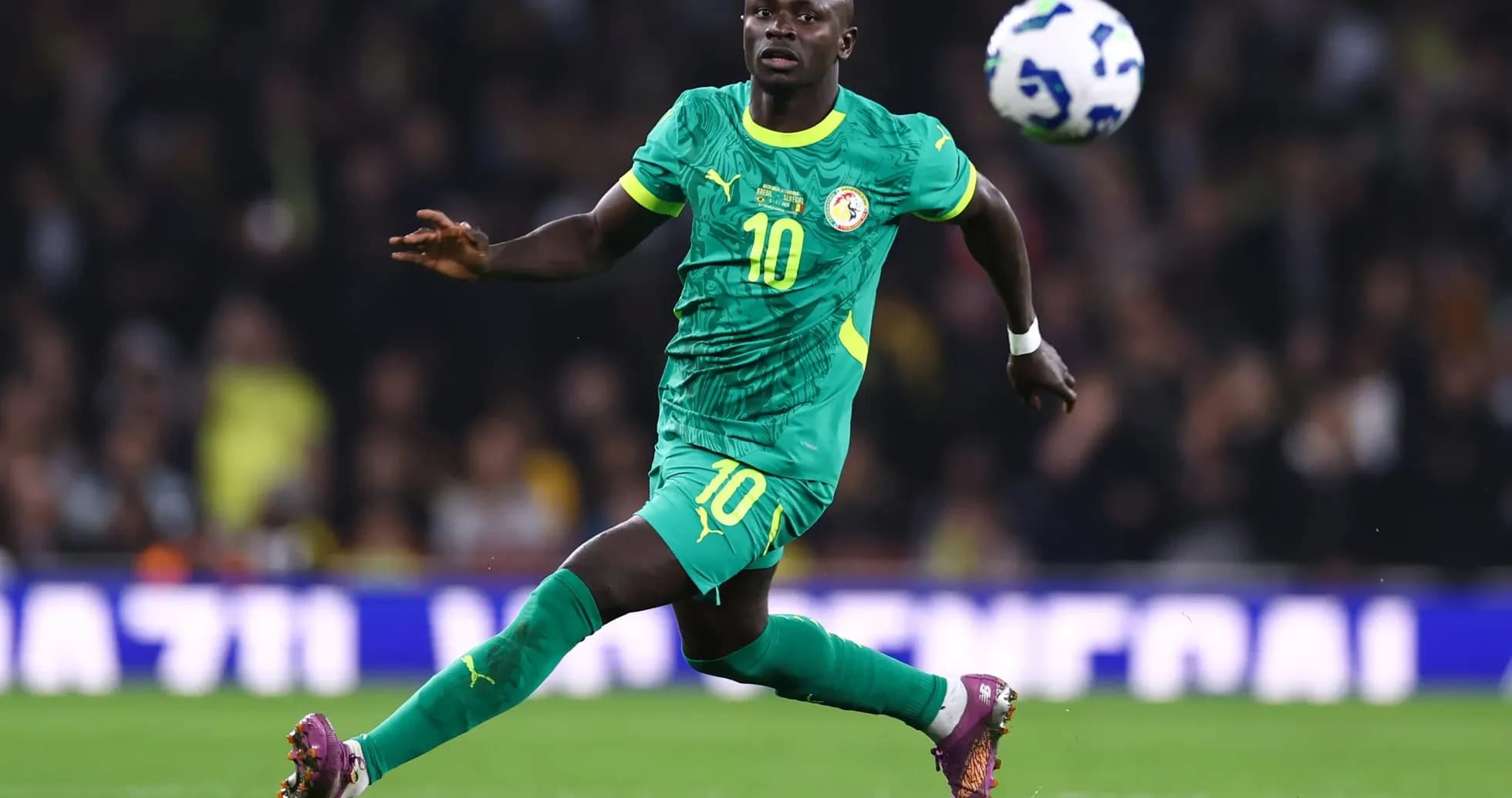 Sadio Mané topu havaya atır