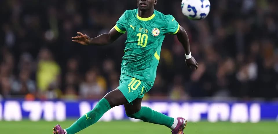 Sadio Mané topu havaya atır