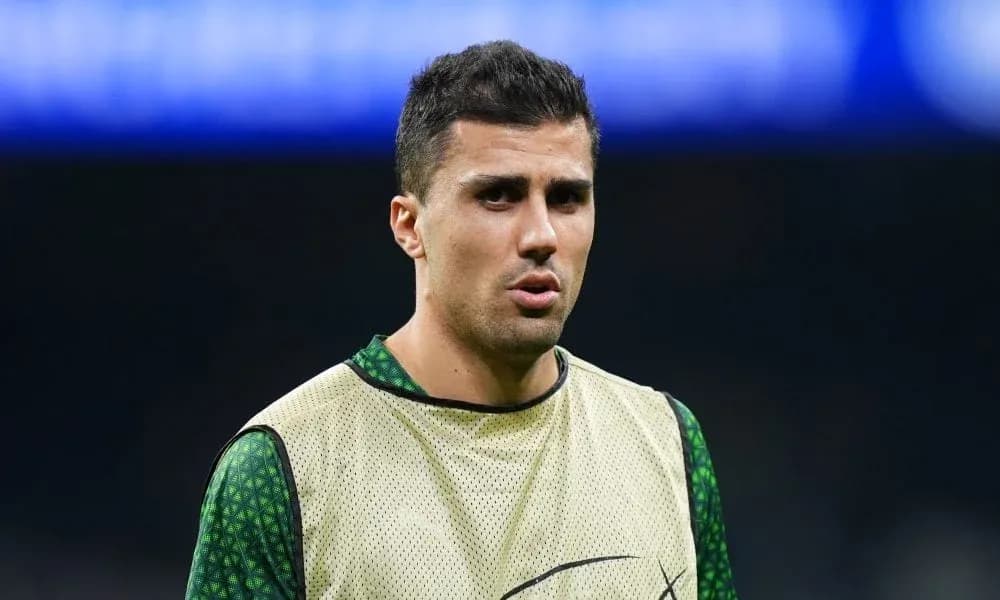 Futbolçu isinmə formasında məşq zamanı