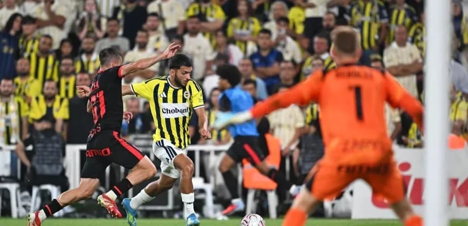 Fenerbahçe oyunçusu topu idarə edir