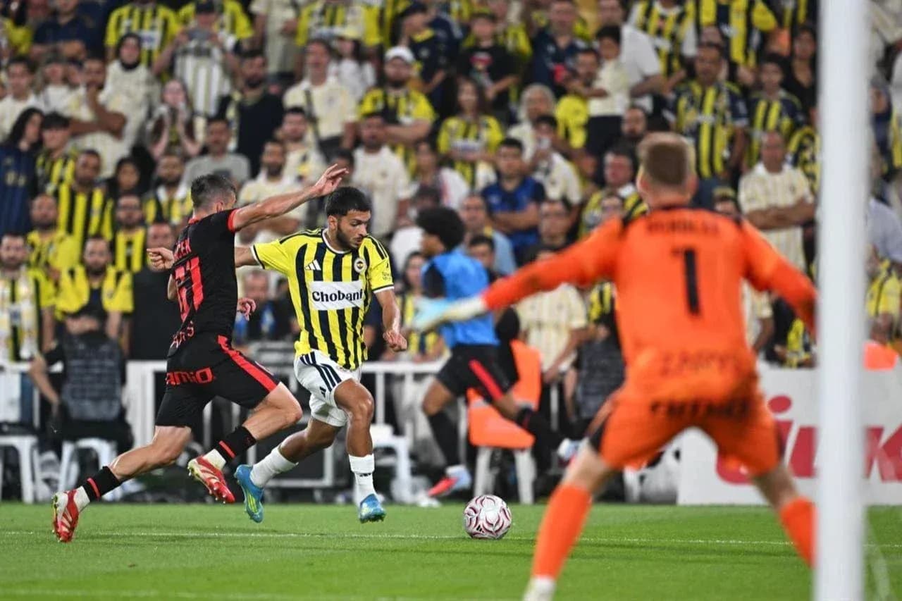 Fenerbahçe oyunçusu topu idarə edir