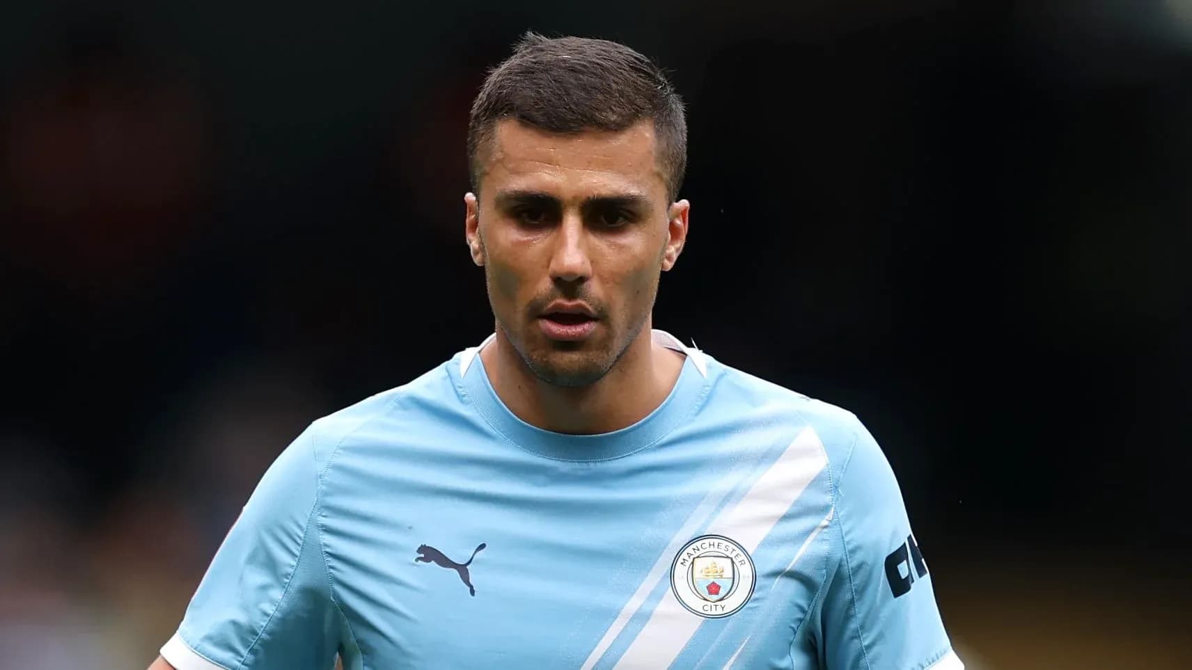 Futbolçu mavi forma ilə sahəyə daxil olur