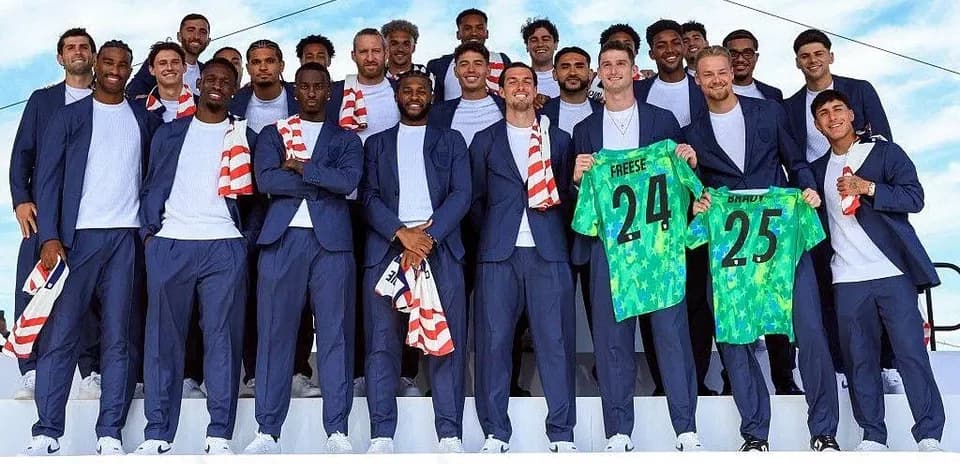 Futbol komandası, yeni forma təqdimatında poz verib