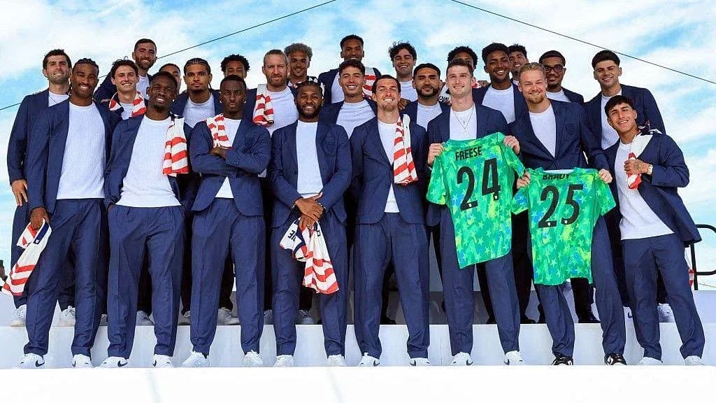 Futbol komandası, yeni forma təqdimatında poz verib