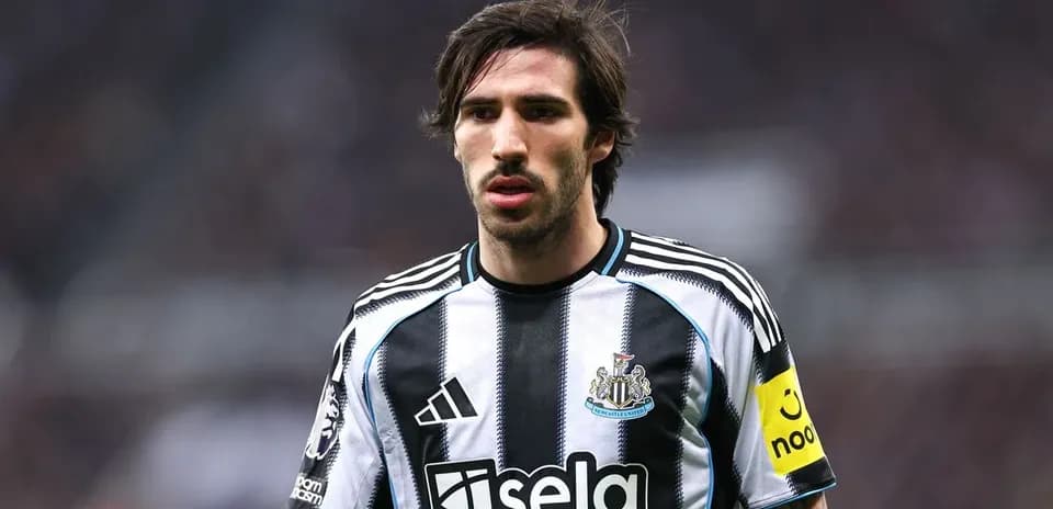 Futbolçu Newcastle formasında sahədə durur