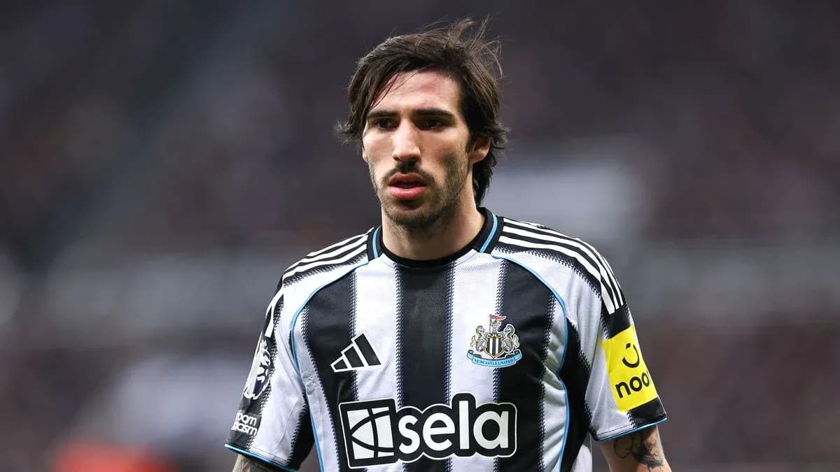 Futbolçu Newcastle formasında sahədə durur