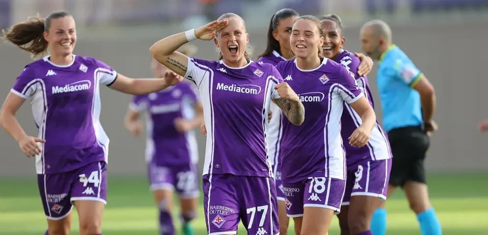 Fiorentina qadın futbol komandası sevinir