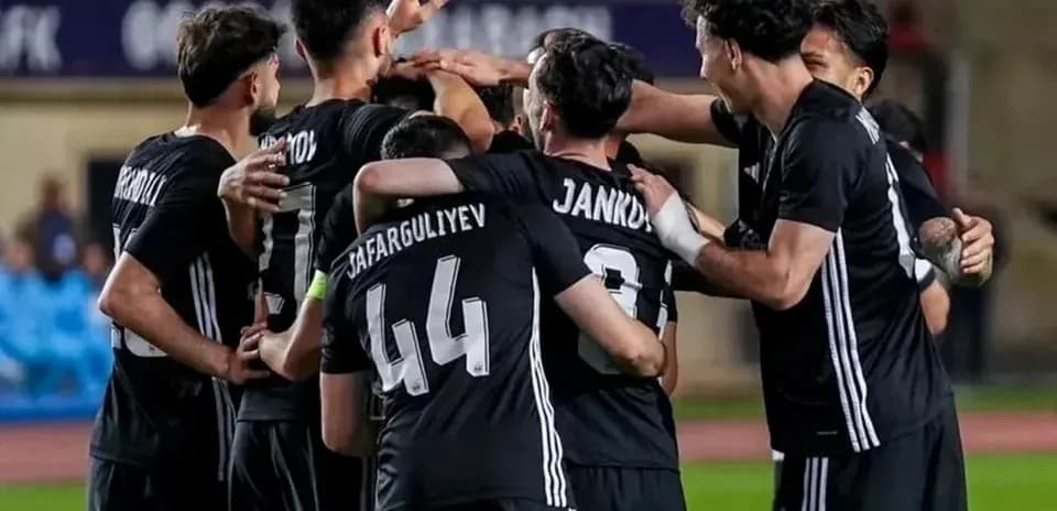 İmisli FK futbolçularının qələbə sevincini qeyd etməsi