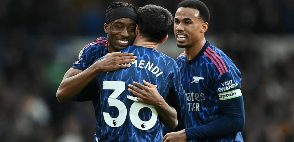Arsenal futbolçuları bir-birini qucaqlayır