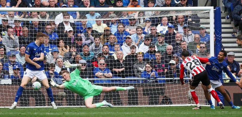 Everton qapısına zərbə vurulması