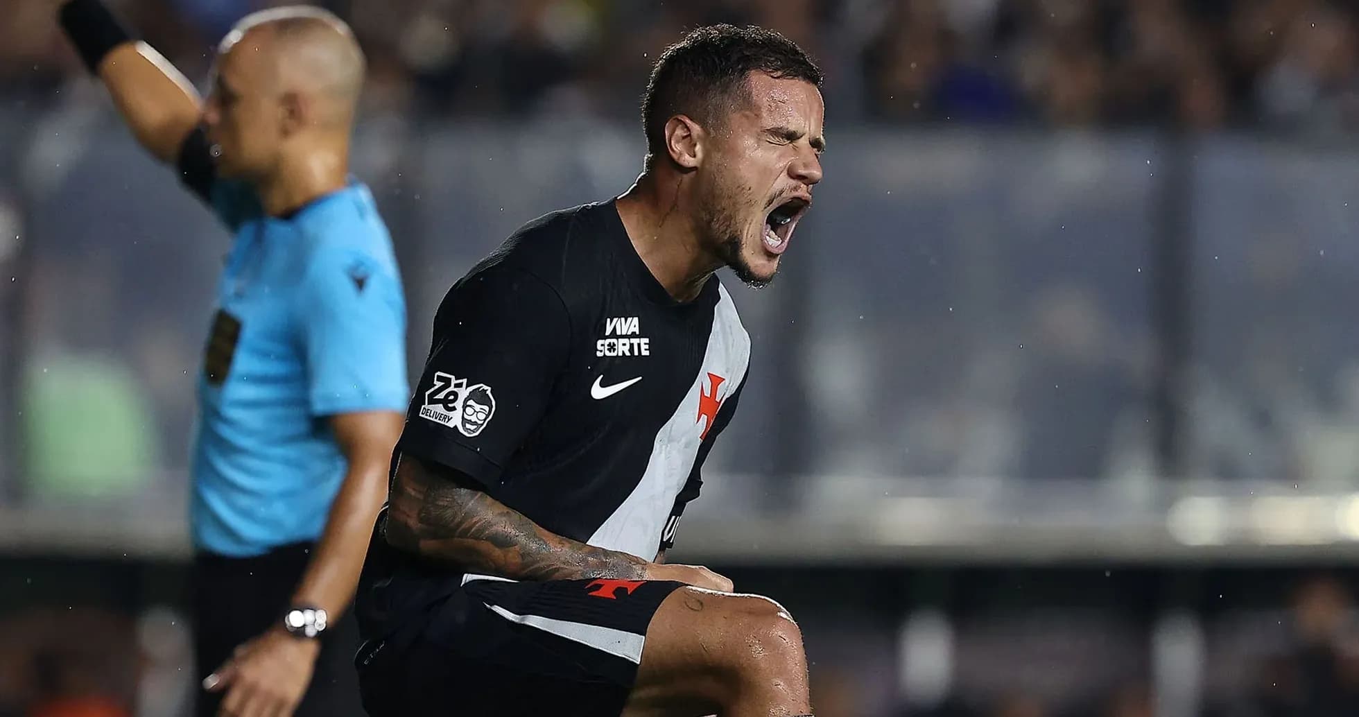 Futbolçu qolu qeyd edərkən sevinclə bağırır