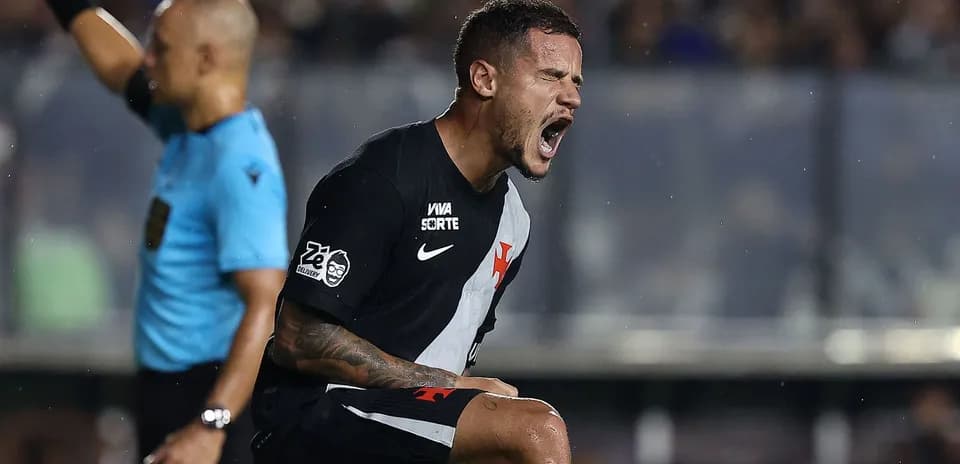 Futbolçu qolu qeyd edərkən sevinclə bağırır