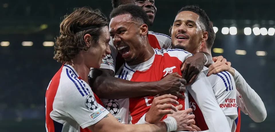 Arsenal oyunçuları qələbəni qeyd edirlər