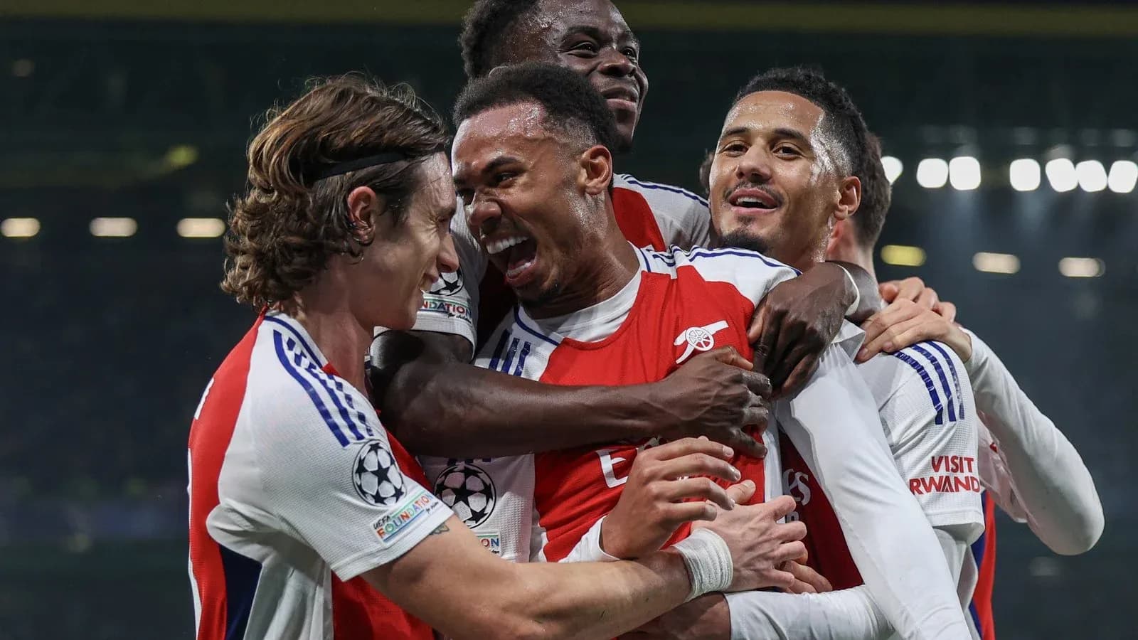 Arsenal oyunçuları qələbəni qeyd edirlər
