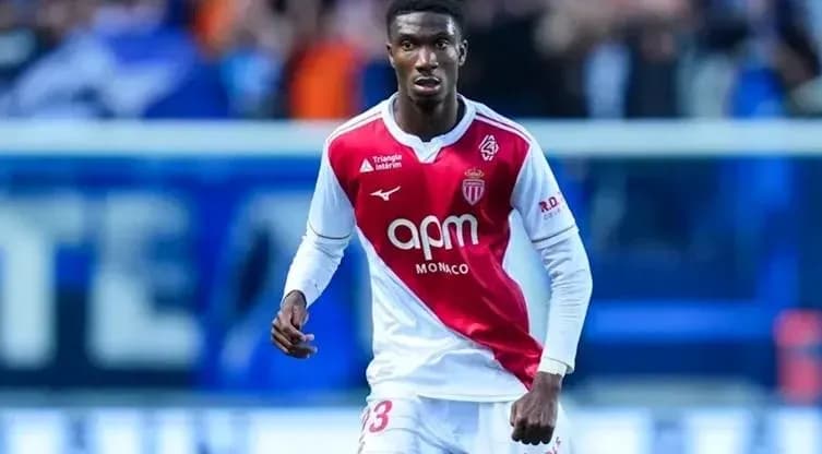 Futbolçu Monaco formasında oyun zamanı