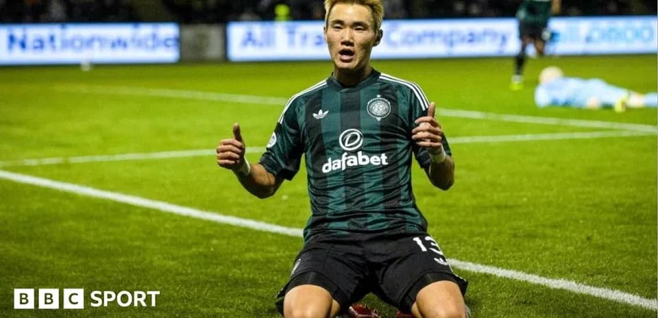 Futbolçu qol vurduqdan sonra sevinir