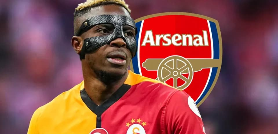Futbolçu Galatasaray formasında Arsenal logosu arxasında