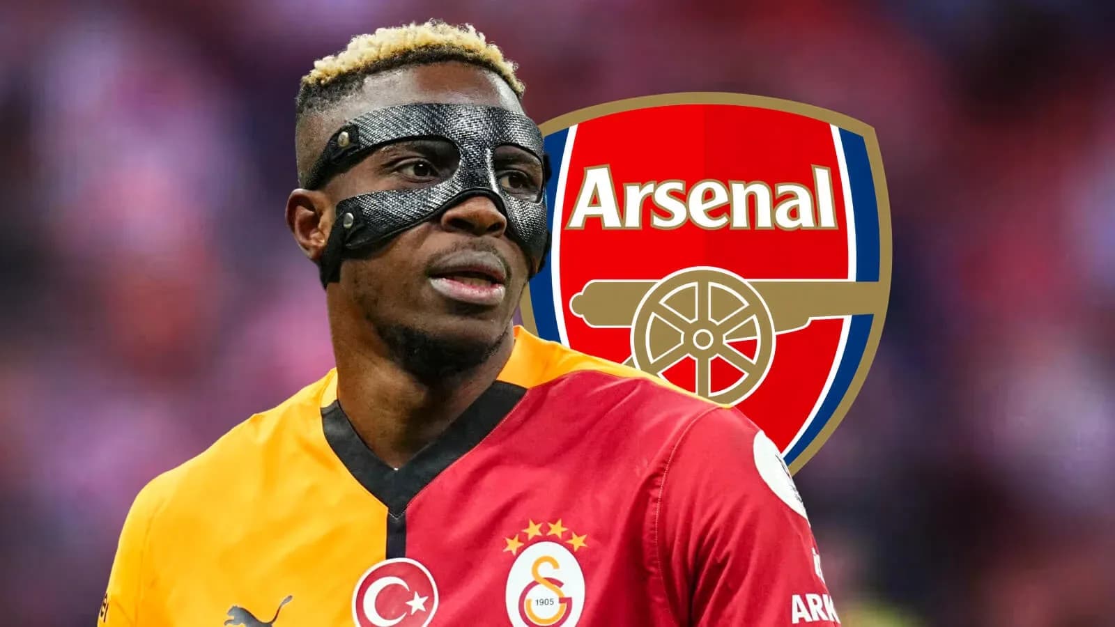 Futbolçu Galatasaray formasında Arsenal logosu arxasında