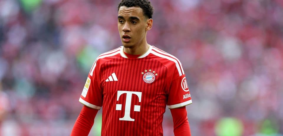 Bayern München futbolçusu oyunda durur