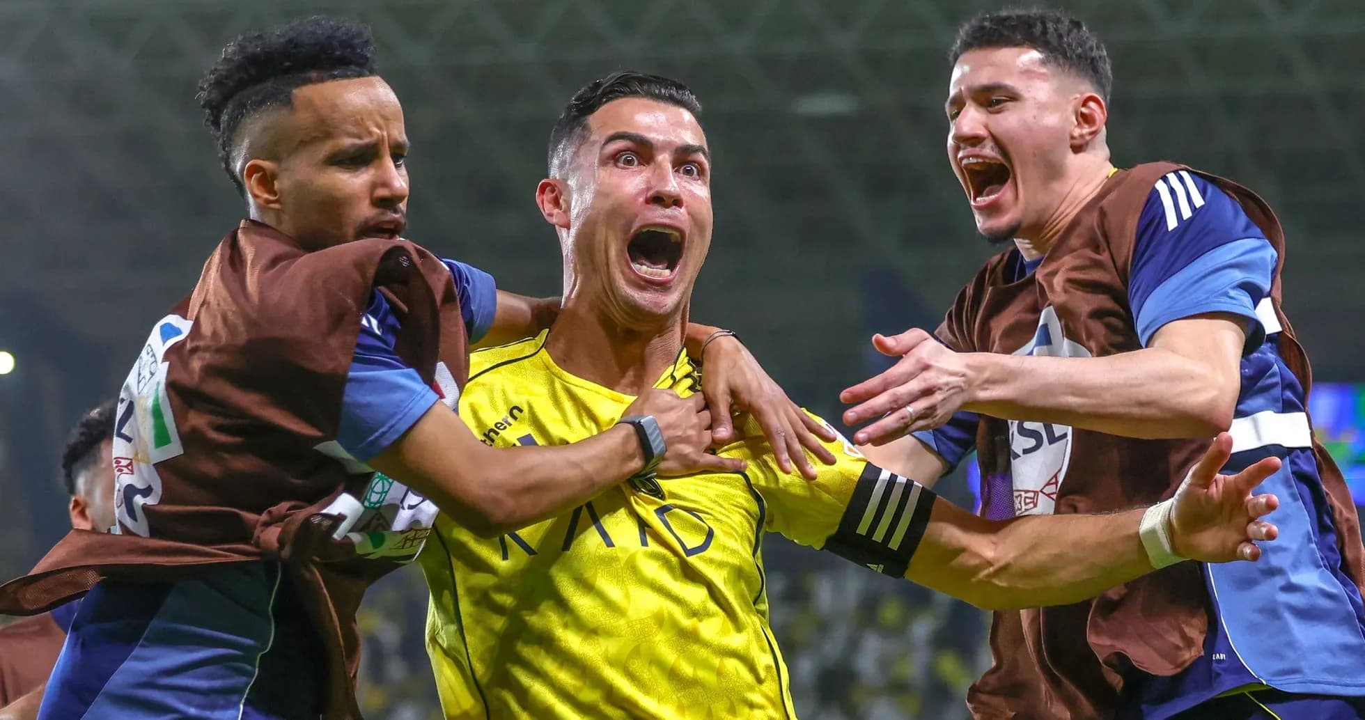 Futbolçular sevincini paylaşır, Rinaldo mavi forma geyinib