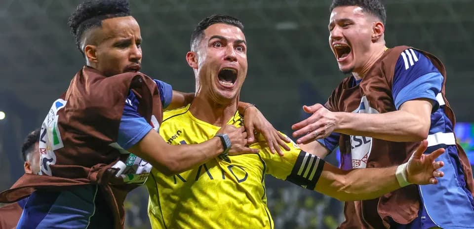 Futbolçular sevincini paylaşır, Rinaldo mavi forma geyinib