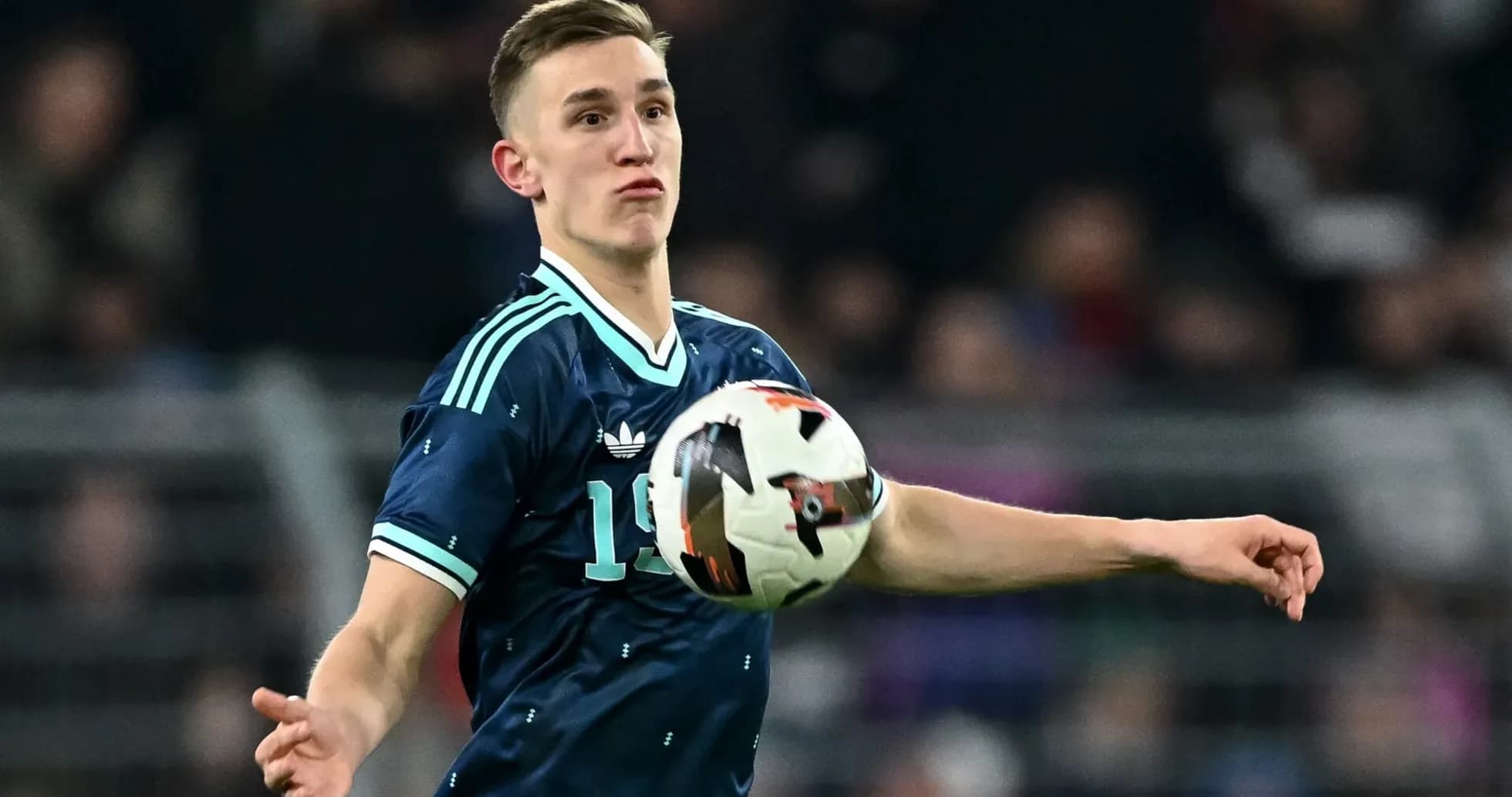 Futbolçu topu atarkən hərəkət edir