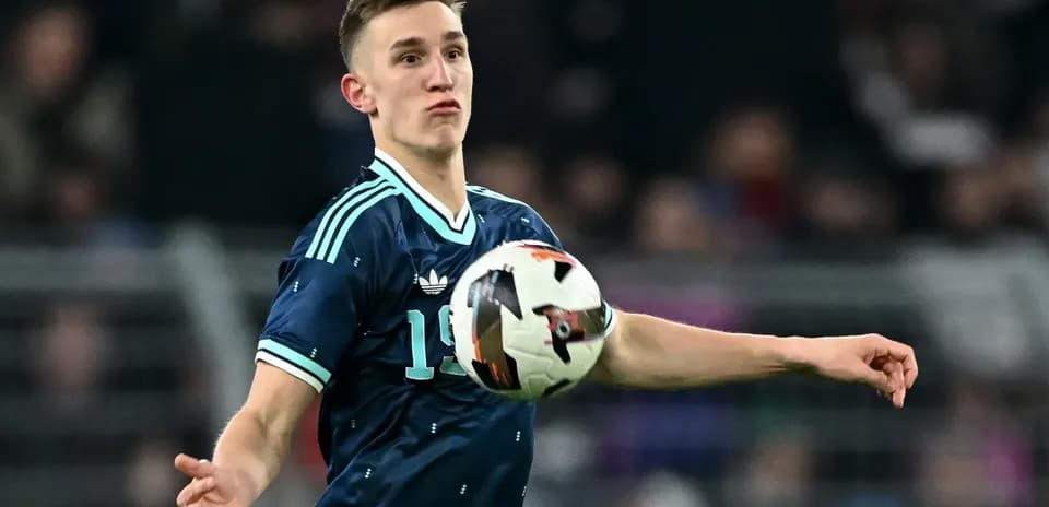 Futbolçu topu atarkən hərəkət edir