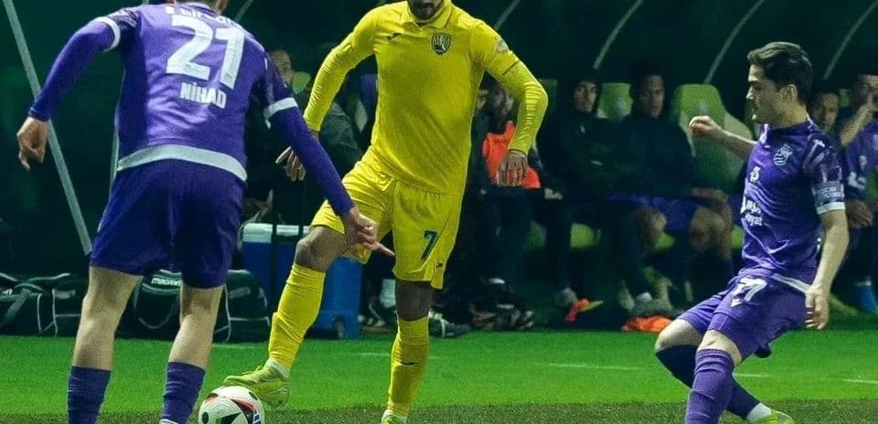 Şamaxı FK oyunçuları topu ələ keçirir