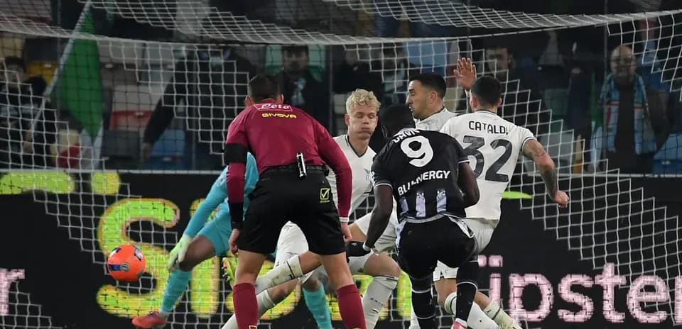 Lazio və Udinese futbolçuları top üçün mübarizə aparır