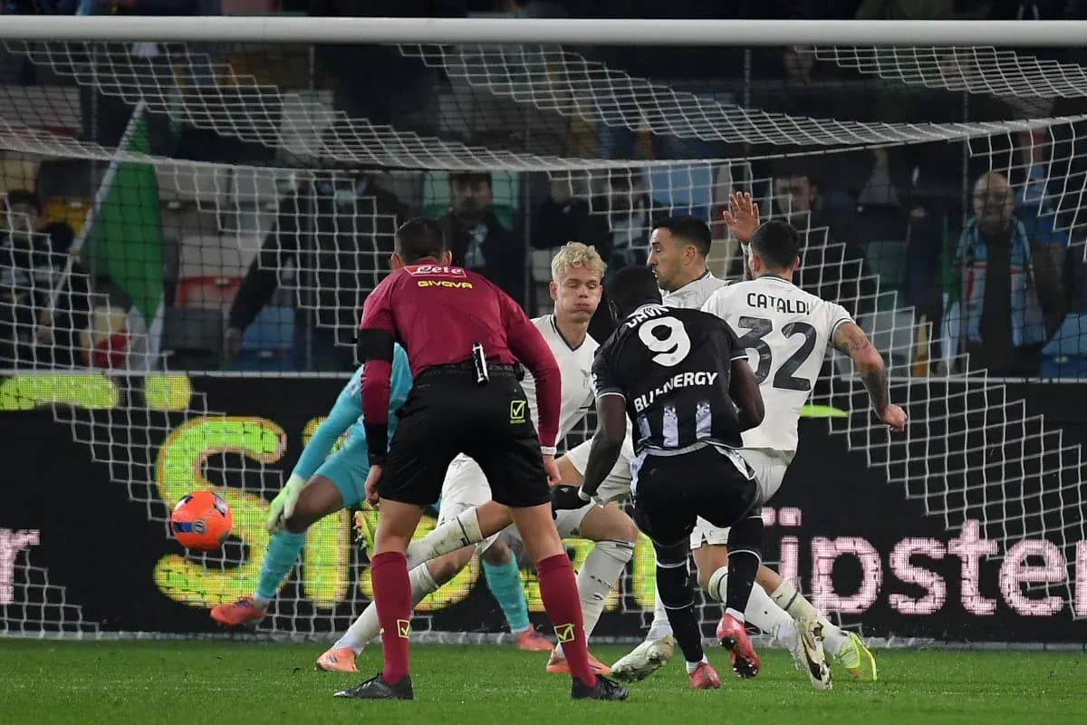 Lazio və Udinese futbolçuları top üçün mübarizə aparır