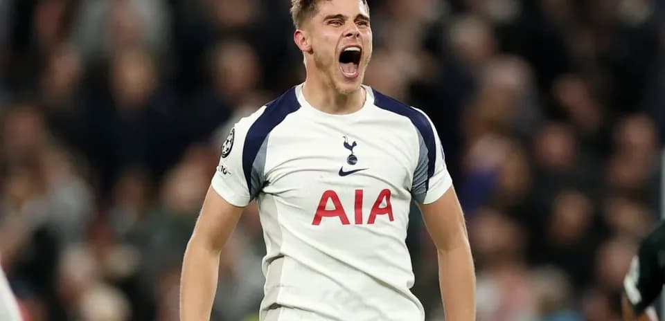 Futbolçu Tottenham formasında qışqıraraq sevinir