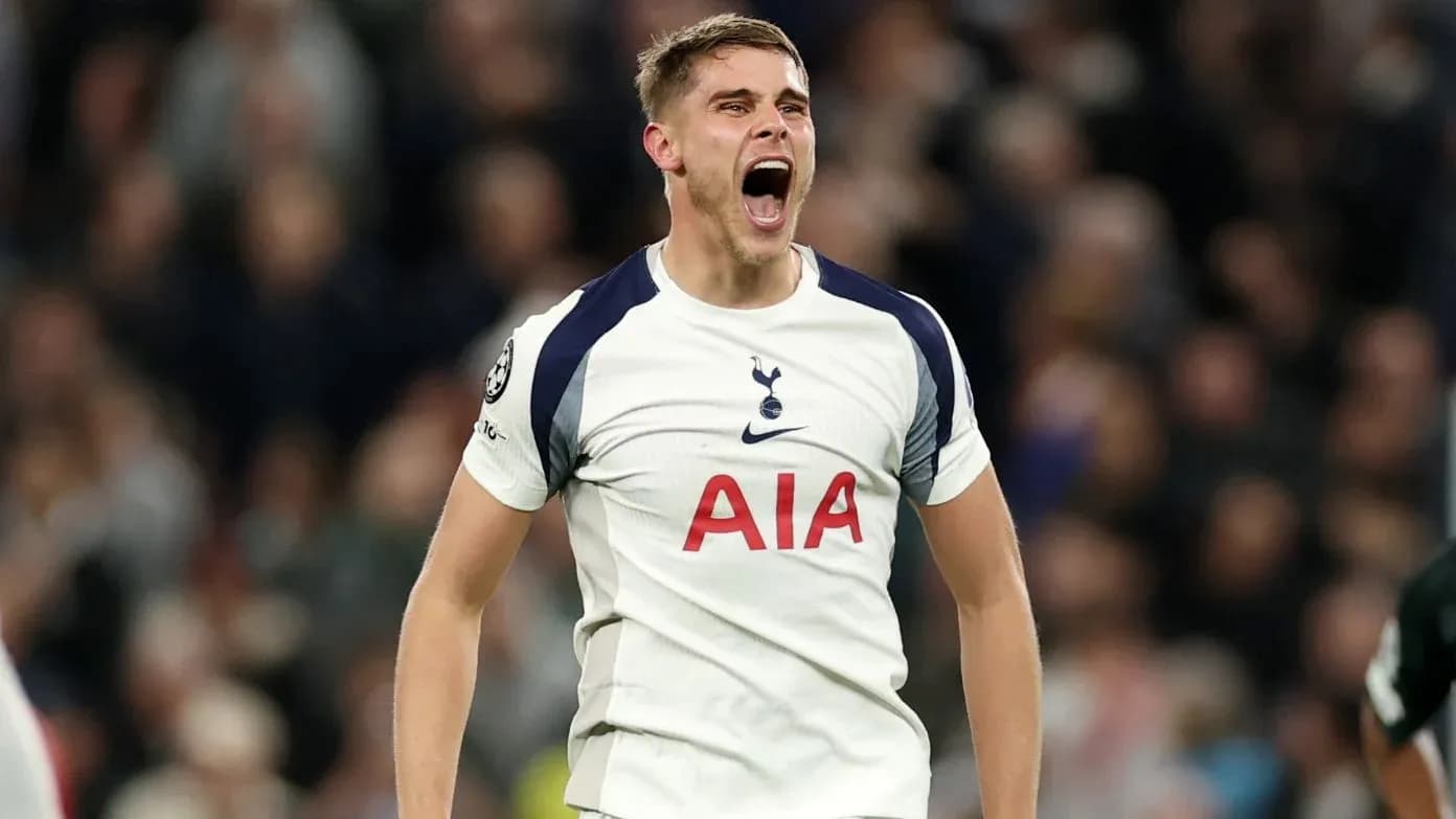 Futbolçu Tottenham formasında qışqıraraq sevinir