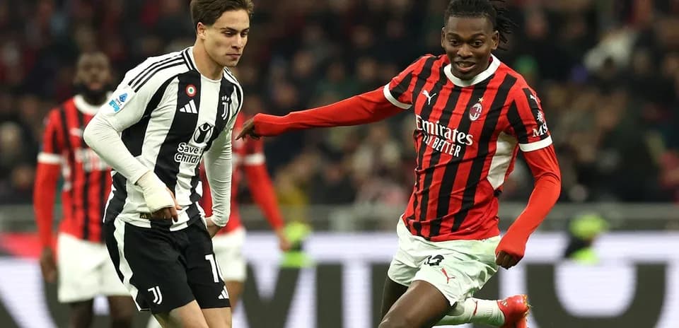 AC Milan və Juventus futbolçuları mübarizə aparır