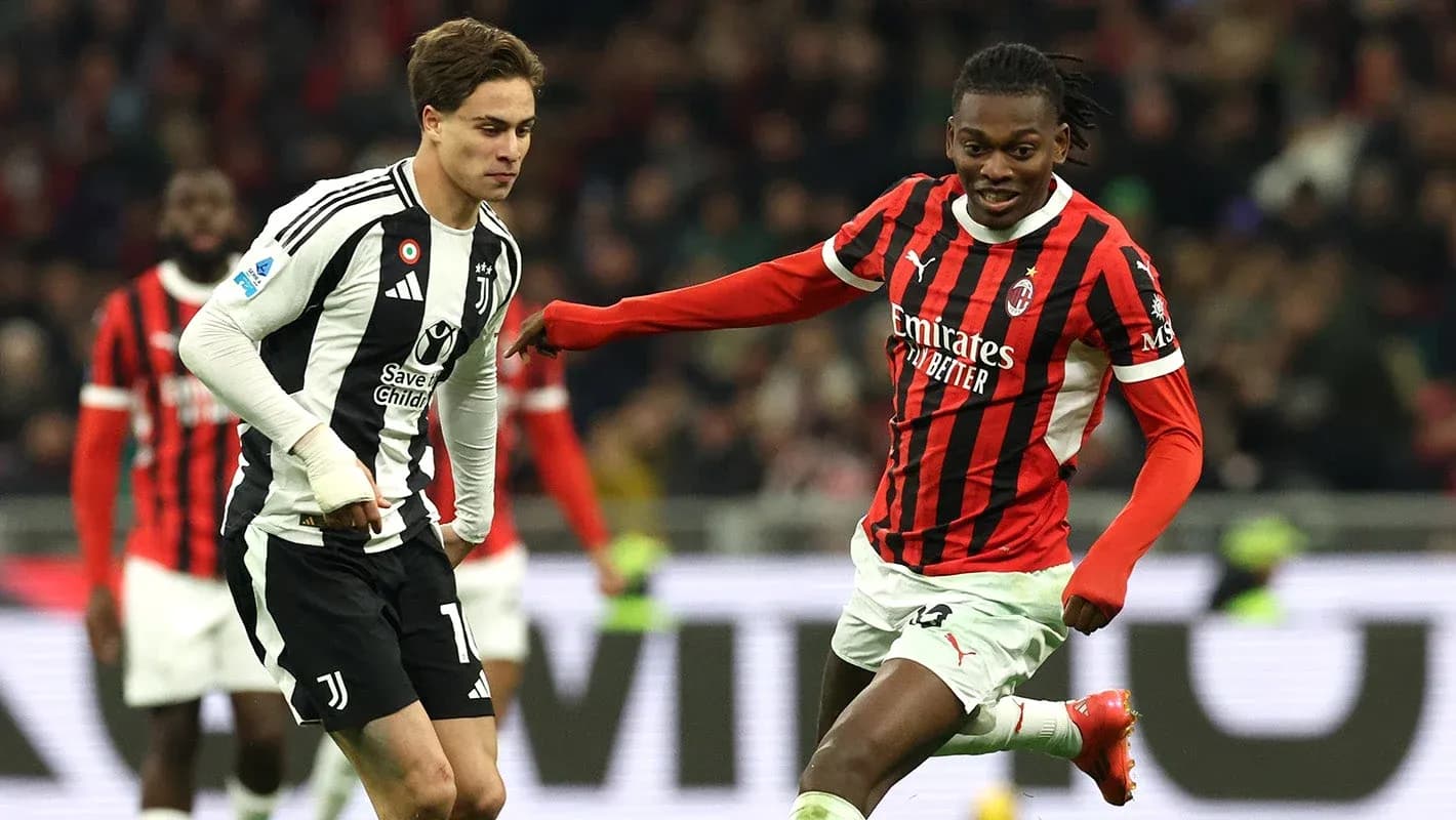 AC Milan və Juventus futbolçuları mübarizə aparır