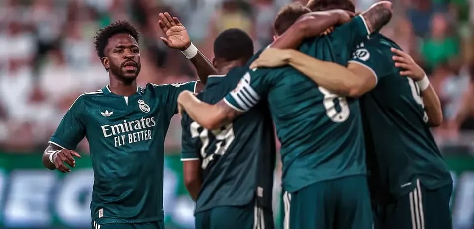 Real Madrid futbolçuları qol sevinci yaşayır